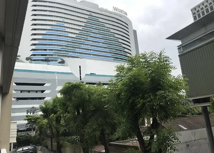 Twin Peaks Sukhumvit Hotel 4*