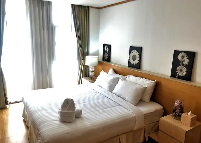 Twin Peaks Sukhumvit 4*
